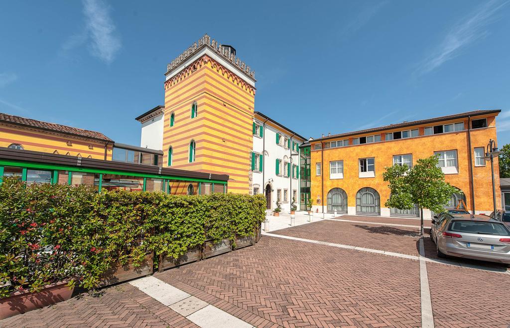 Hotel Villa Malaspina Castel d'Azzano Exterior foto
